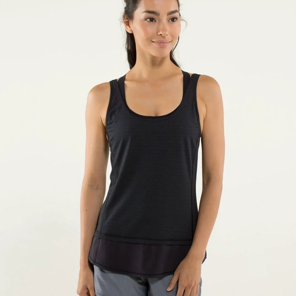 Lululemon Run Mod Moves Singlet Tank Top in Black Pinstripe. Women’s Size 4